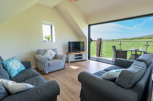 Glan Yr Afon - sleeps 5 guests  in 3 bedrooms