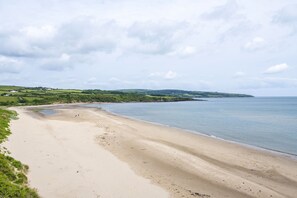 Beach - Minffordd Cottage, Moelfre - sleeps 4 guests  in 2 bedrooms (Moelfre)
