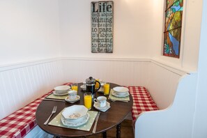 Dining - Minffordd Cottage, Moelfre - sleeps 4 guests  in 2 bedrooms (Moelfre)