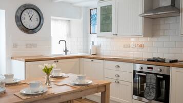 Kühlschrank, Mikrowelle, Ofen, Geschirrspüler