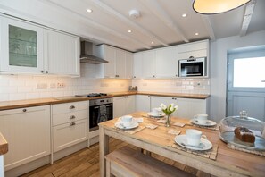 Kjøleskap, mikrobølgeovn, ovn og oppvaskmaskin