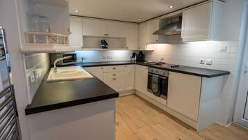 Mikroaaltouuni, uuni, astianpesukone, leivänpaahdin