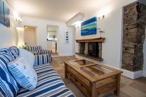 TV, DVD player - Sea Spray - sleeps 4 guests in 2 bedrooms (Moelfre)