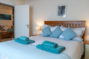 2 bedrooms, WiFi, bed sheets - Sea Spray - sleeps 4 guests in 2 bedrooms (Moelfre)