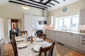 Kühlschrank, Mikrowelle, Ofen, Geschirrspüler