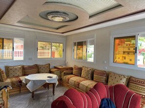 Living area - Panoramic Paradise: Ultimate Beachfront Views Appartement (Belyounech)