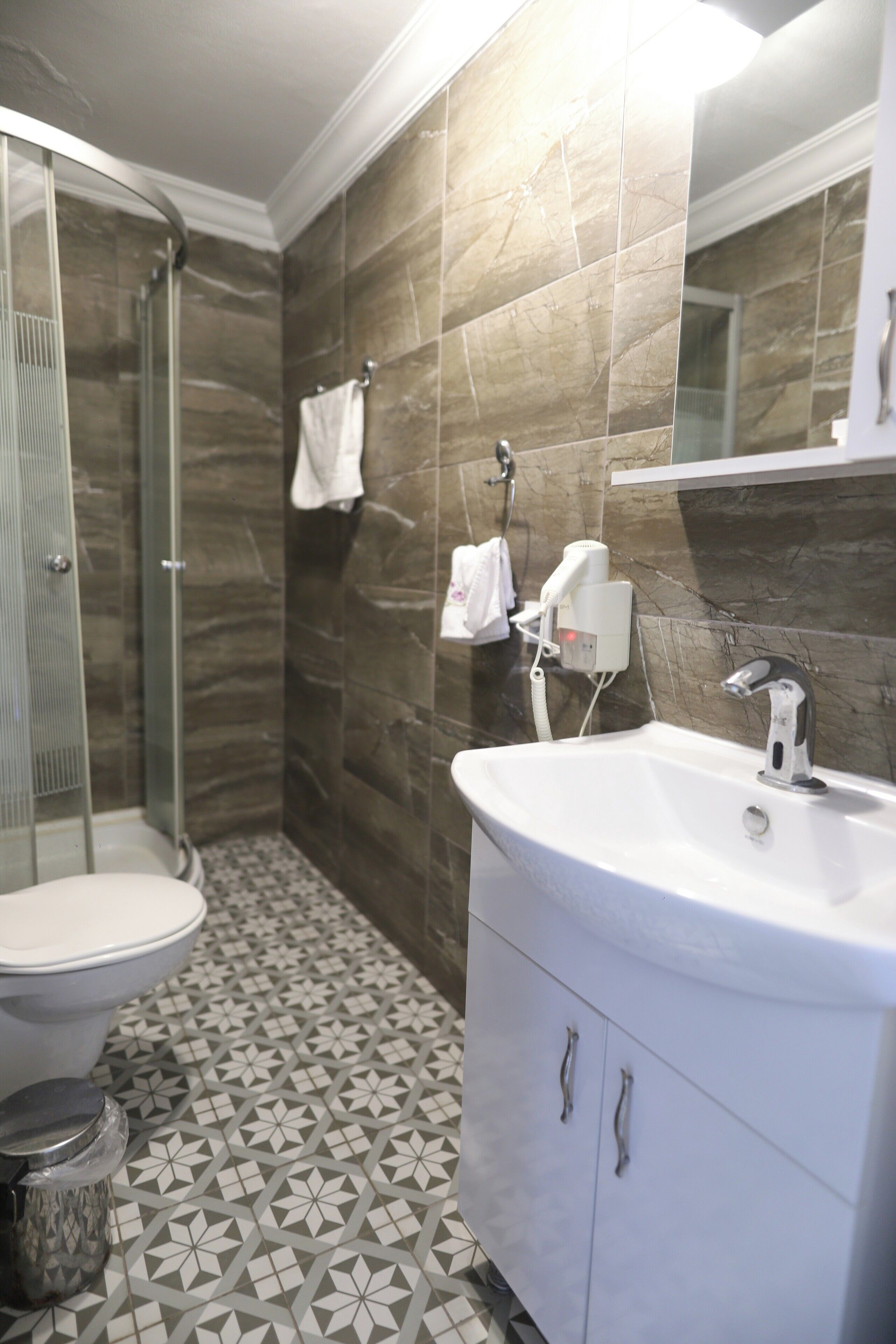 Standard dubbelrum - utsikt mot staden | Badrum | Dusch, gratis toalettartiklar, hårtork och handdukar