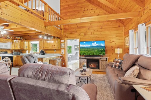 Willow Creek - Sleeps 8, Motorcycle Accessible, Hot Tub