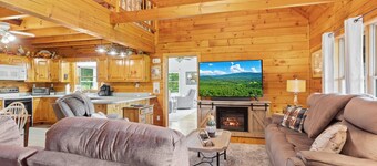 Willow Creek - Sleeps 8, Motorcycle Accessible, Hot Tub