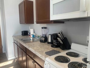 Fridge, microwave, oven, stovetop - localSTR - The Oakden Suites in Orange Loop D7 (Atlantic City)