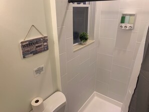 Dusche, Haartrockner, Handtücher, Shampoo