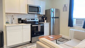 Fridge, microwave, oven, stovetop - localSTR - The Oakden Suites in Orange Loop A3 (Atlantic City)