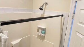 Douche, séchoir à cheveux, serviettes fournies, shampooing