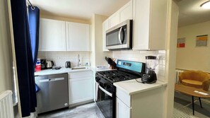 Fridge, microwave, oven, stovetop - localSTR - The Oakden Suites in Orange Loop C5 (Atlantic City)
