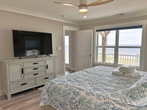 6 bedrooms, iron/ironing board, free WiFi, bed sheets - Enjoy oceanfront luxury at Sandy Bottom, Oak Island, perfect for 16 guests! (Oak Island)