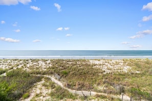 On the beach - Enjoy oceanfront luxury at Sandy Bottom, Oak Island, perfect for 16 guests! (Oak Island)