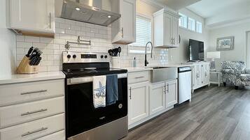 Refrigerador, horno, parrilla de estufa y cafetera y tetera