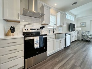 Fridge, oven, stovetop, coffee/tea maker