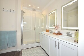 Shower, hair dryer, towels - The Eagles Nest - Intracoastal Gem (Jensen Beach)