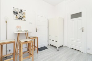 Estudi, cuina | Zona de menjador de l'habitació