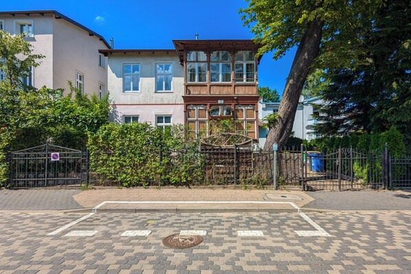 Front of property - Studio 8 Minutes to the Beach by Renters (Sopot)