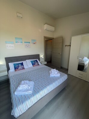 2 quartos, ferros/tábuas de passar roupa, berço de viagem