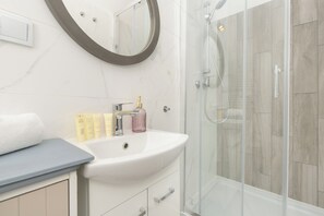 Studio, Kitchen | Bathroom | Shower, towels