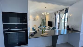 Een koelkast, een magnetron, een oven, een vaatwasser