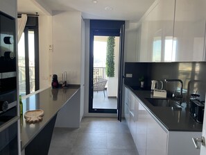 Refrigerador, microondas, horno y lavavajillas