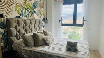 3 slaapkamers, een strijkplank/strijkijzer, gratis wifi, beddengoed