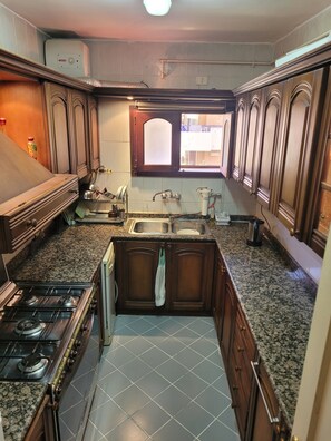 Kühlschrank, Mikrowelle, Ofen, Geschirrspüler