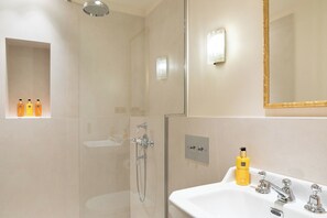 Douche, sèche-cheveux, serviettes fournies