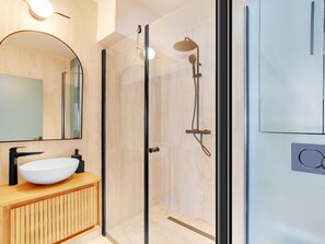 Een douche, een haardroger, handdoeken