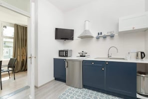 Frigorífico, microondas, placa de cocina y hervidor eléctrico