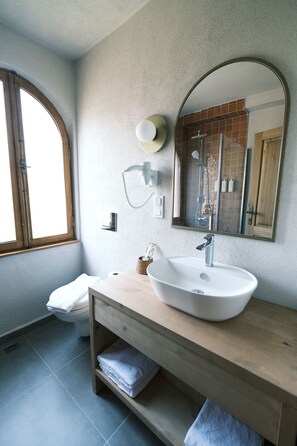 Chambre double, 1 grand lit, balcon | Salle de bain | Douche, douche cascade, articles de toilette (gratuits)