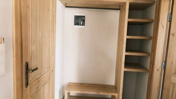 Double Room, 1 Queen Bed, Balcony | Minibar, free WiFi, bed sheets