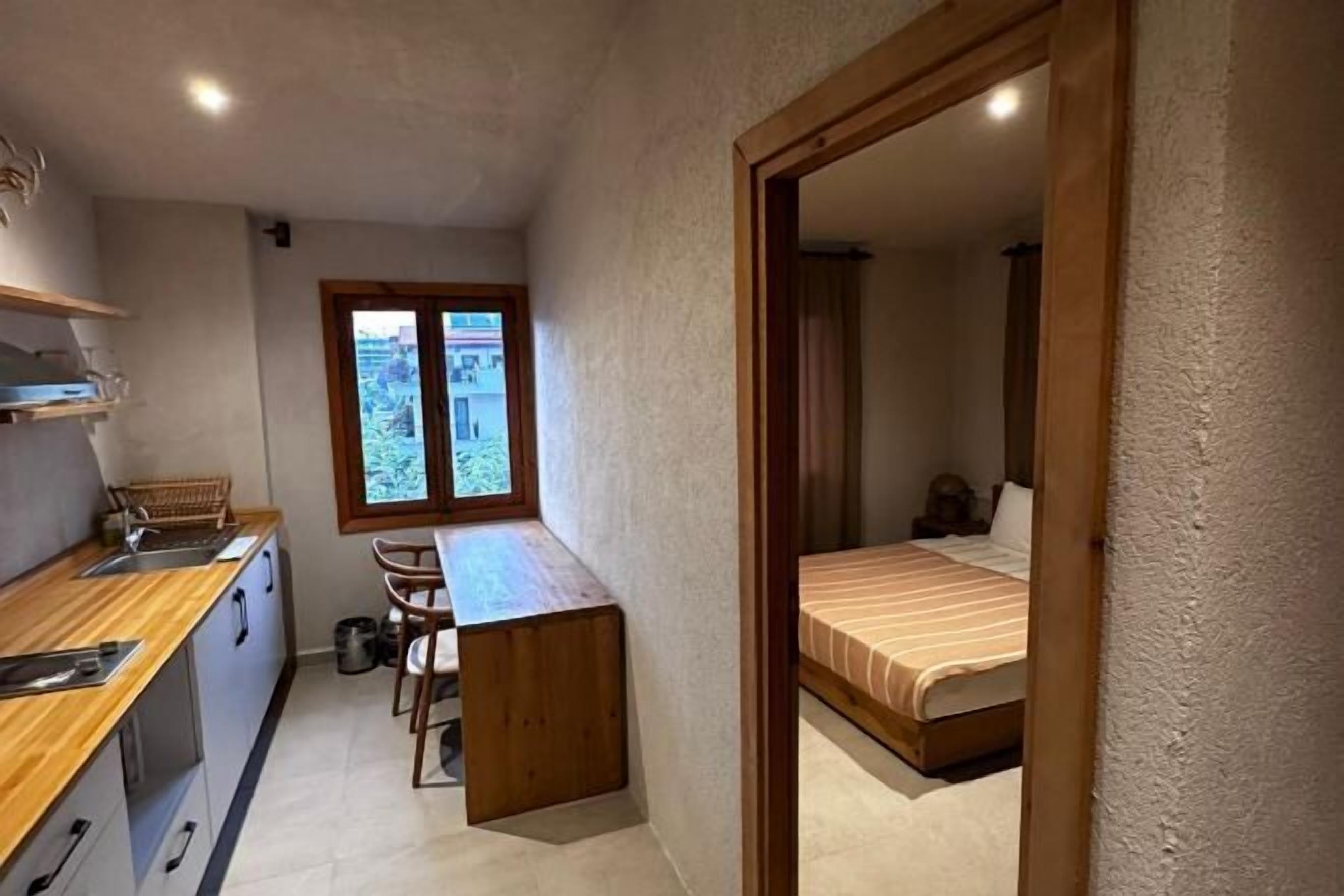 Minibar, free WiFi, bed sheets