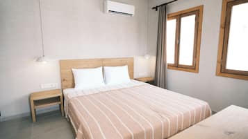 Deluxe Double Room, 1 Queen Bed, Bathtub | Minibar, free WiFi, bed sheets