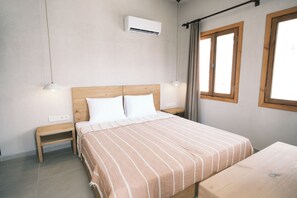 Dobbeltrom – deluxe, 1 queensize-seng, badekar | Minibar, wi-fi (inkludert) og sengetøy