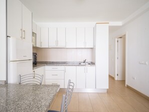 Fridge, microwave, oven, coffee/tea maker