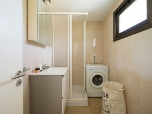 Douche, sĂšche-cheveux, serviettes fournies