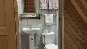 Douche, sĂšche-cheveux, serviettes fournies, savon