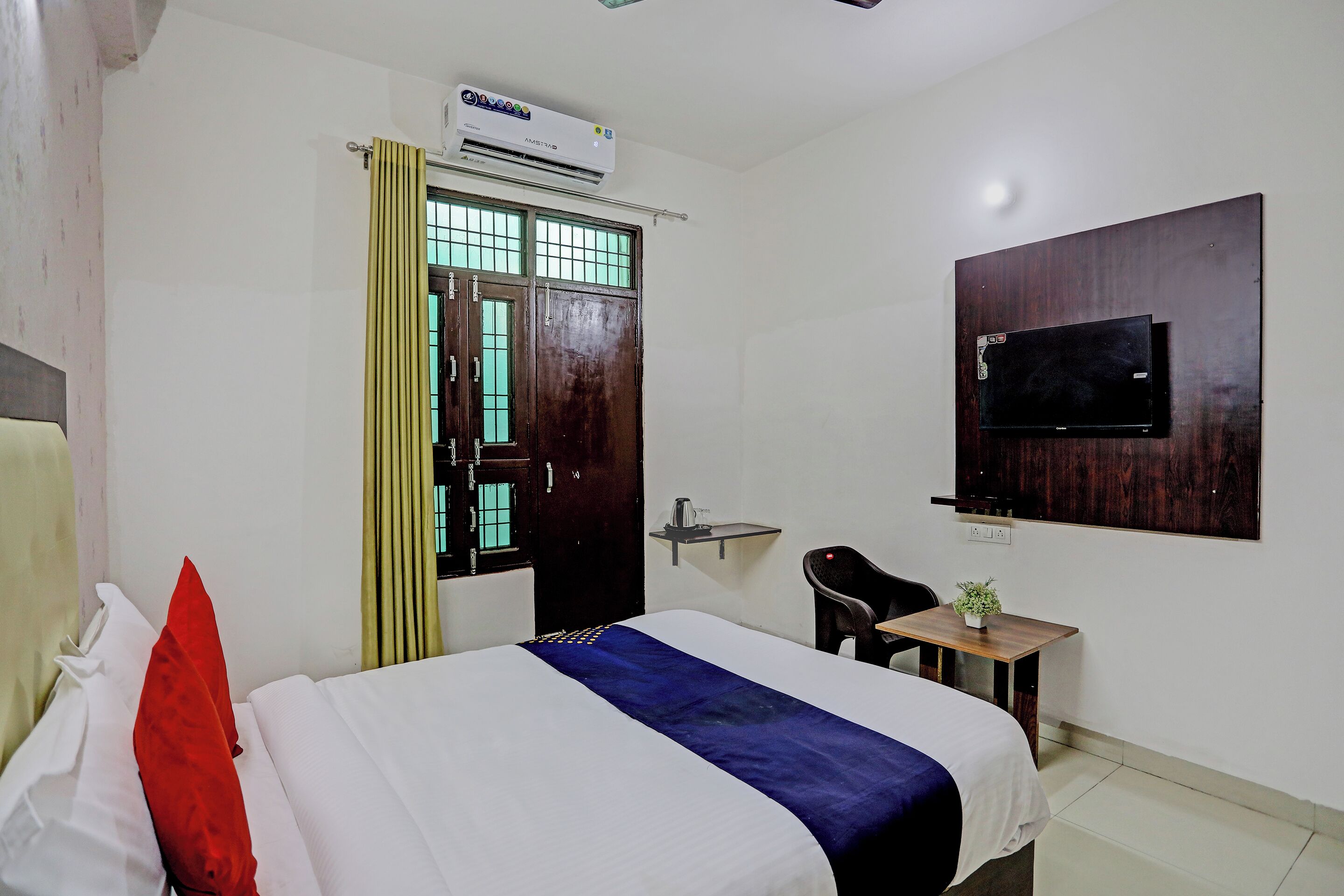 Deluxe Room | 1 bedroom, desk, rollaway beds, free WiFi