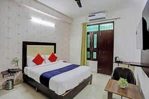 Deluxe Room | 1 bedroom, desk, rollaway beds, free WiFi - Shree Hotel (Lucknow)