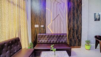 32-inch Smart TV with digital channels, streaming services