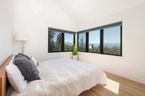 4 bedrooms, desk, WiFi, bed sheets