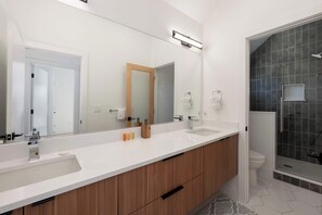 Shower, hair dryer, towels - Mountain Modern Villa- Comfort and Space for All- Top of the Hill! (Tabernash)