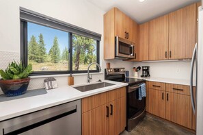 Fridge, microwave, oven, stovetop - Mountain Modern Villa- Comfort and Space for All- Top of the Hill! (Tabernash)