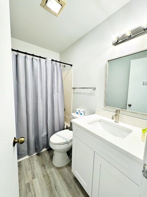 Shower, hair dryer, towels - Bay Tree beautiful 1BR apartment (Little River)