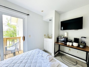 Iron/ironing board, WiFi, bed sheets - Bay Tree cozy studio in Little River (Little River)
